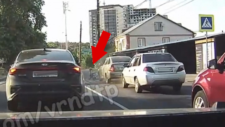 В Воронеже невнимательный водитель спровоцировал наезд на пешехода на зебре