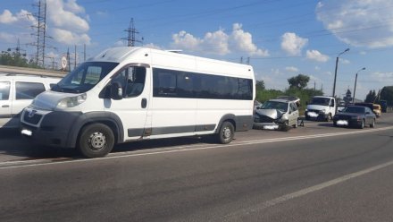 Пригородный автобус попал в массовое ДТП в Воронеже