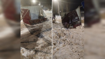 Автомобиль под камерами протаранил остановку и прицеп в Воронеже