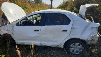 Три человека пострадали после опрокидывания Renault Logan под Воронежем