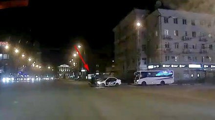 В центре Воронежа таксист сбил мотоциклиста: видео ДТП появилось в сети