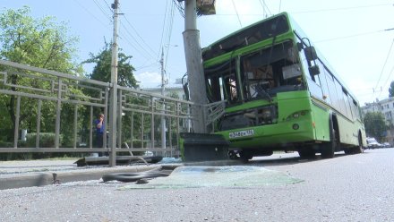 В Воронеже установили личности пострадавших в ДТП со влетевшим в столб автобусом