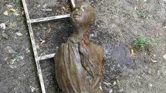 В воронежском парке при перекладке труб нашли фрагмент довоенной скульптуры пионера