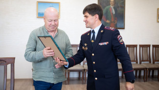 В Воронеже полицейские поблагодарили Сергея Селина за помощь в борьбе с аферистами