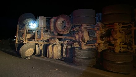 На воронежской дороге погиб водитель перевернувшегося грузовика