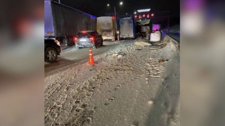 Выезд из Воронежа сковала мёртвая пробка из-за страшного ДТП: появилось видео