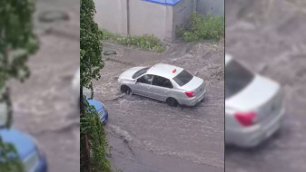 В Воронеже машины начали уходить под воду из-за мощного ливня