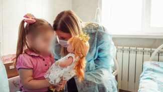 Отец брошенной 3-летней девочки не выходил на связь с детским омбудсменом в Воронеже