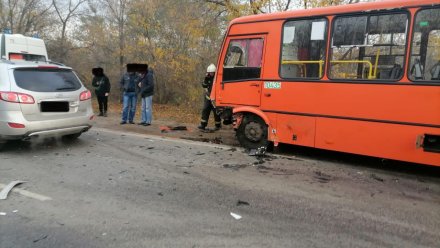 В Воронеже произошло массовое ДТП с маршруткой: 1 погибший, 6 пострадавших