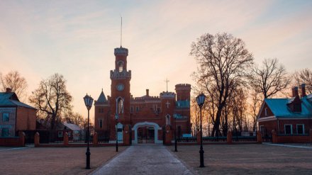 У дворца Ольденбургских под Воронежем нашли повешенным 20-летнего парня