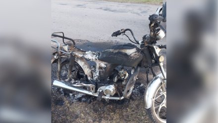 В воронежском селе посреди дороги загорелся мотоцикл