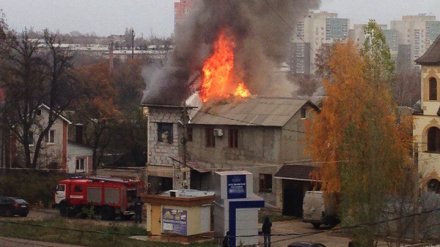 В сети появились кадры с крупным пожаром в частном доме в Воронеже