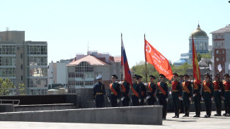 Возложение цветов к Вечному огню в Воронеже прошло без традиционных оружейных залпов 