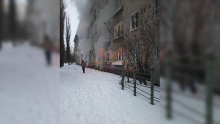 В воронежской пятиэтажке произошёл пожар: 15 жильцов эвакуировали