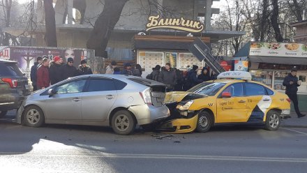 В центре Воронежа случилось массовое ДТП с участием такси