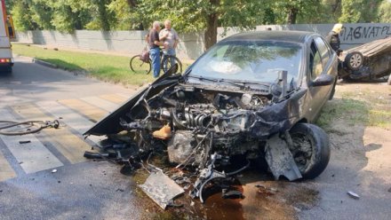 В Воронеже после ДТП опрокинулась иномарка: пострадали два человека
