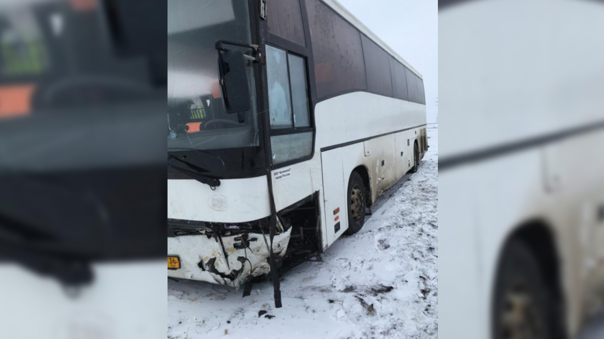 Происшествия россошь воронежская. Авария рейсового автобуса нижняя Тавда. Икарус автобус улетел в кювет. Автобус после грязи. В Елабуге автобусы уходят в кювет.