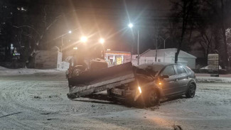 В Воронеже ковш трактора смял иномарку