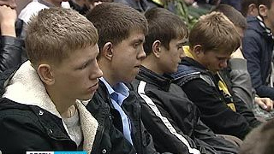 Воронежских призывников познакомили с армейскими буднями