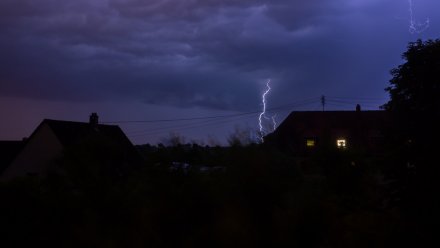 В воронежском селе от удара молнии сгорела крыша дома