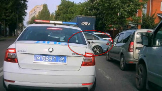 Воронежец грубо нарушил ПДД в метре от полицейских: появилось видео
