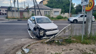 Пьяный воронежец на иномарке протаранил забор и попал в больницу