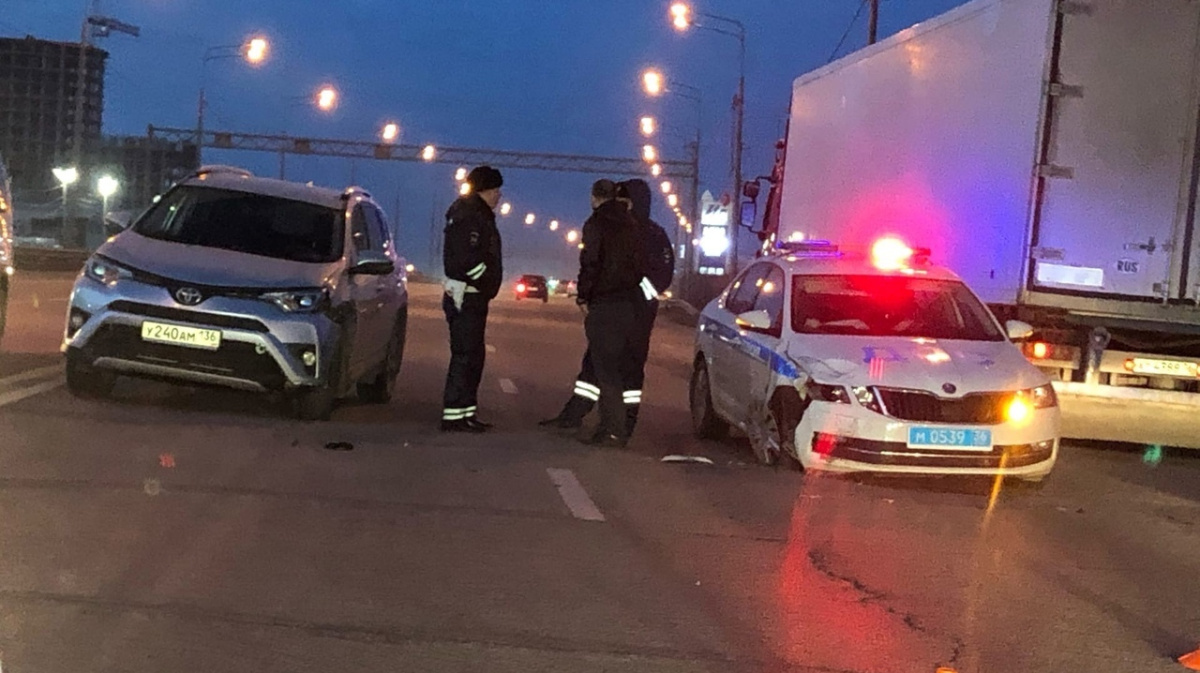 В Воронеже столкнулись иномарка и патрульная машина ДПС – Новости Воронежа  и Воронежской области – Вести Воронеж