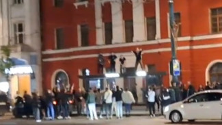 Воронежцы устроили танцы на крыше автобусной остановки на проспекте Революции