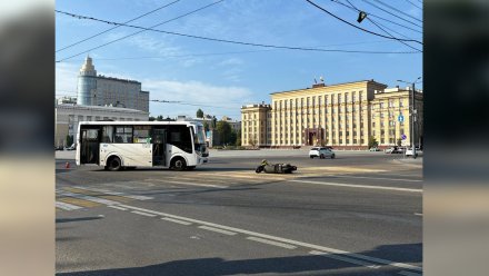 Маршрутка и мотоцикл столкнулись на площади Ленина в Воронеже