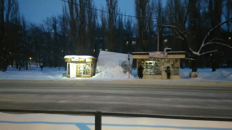 В Воронеже под тяжестью снега сломалась крыша остановки