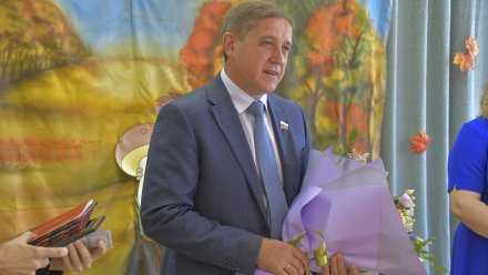 Депутат Андрей Соболев поздравил сотрудников детсадов Воронежа