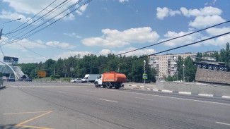 Провода опасно нависли над оживлённой дорогой в Воронеже
