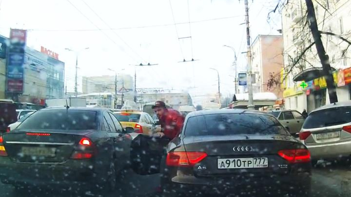 Утроенный номер. Автохам на дороге. Автохам фото. Автохам с номерами ААА на тротуаре у 2 гимназии.