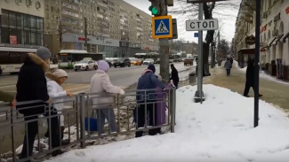 Переходы в центре Воронежа превратились в непроходимые грязные реки