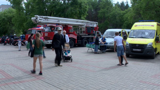 Коммунальщики и спасатели устроили выставку техники в воронежском парке