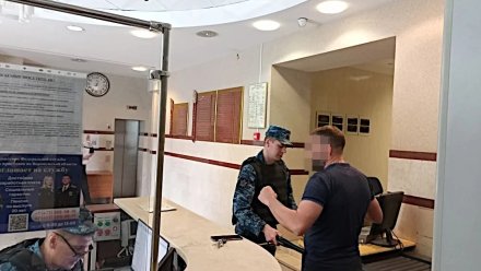 Воронежца с дубинкой задержали у входа в Арбитражный суд