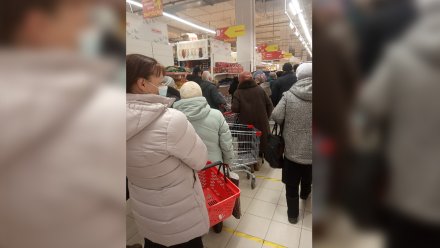 Воронежцы показали огромные очереди за сахаром в ТЦ