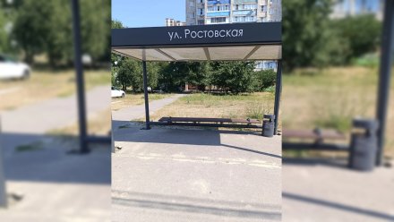 Воронежцы пожаловались на опасный для людей навес на остановке
