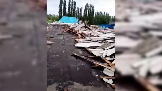 Ураган сорвал шифер с крыши предприятия в Воронежской области