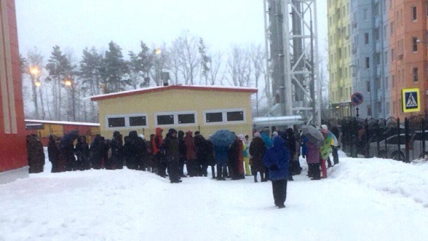 Ночь в очереди у новой воронежской школы провели более 150 родителей