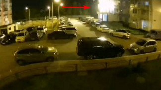 В воронежском ЖК из-за сигнальной ракеты вспыхнул балкон: появилось видео