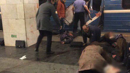 СМИ: В результате взрыва в метро Петербурга погибли 10 человек