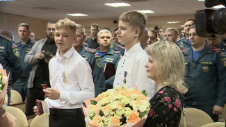 В Воронежской области детям-героям вручили медали за спасение утопающих