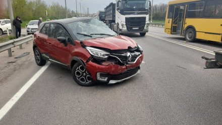 В Воронежской области Renault врезался в автобус: три человека пострадали