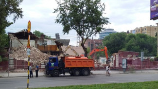 В центре Воронежа экскаватором уничтожили видовой 120-летний дом