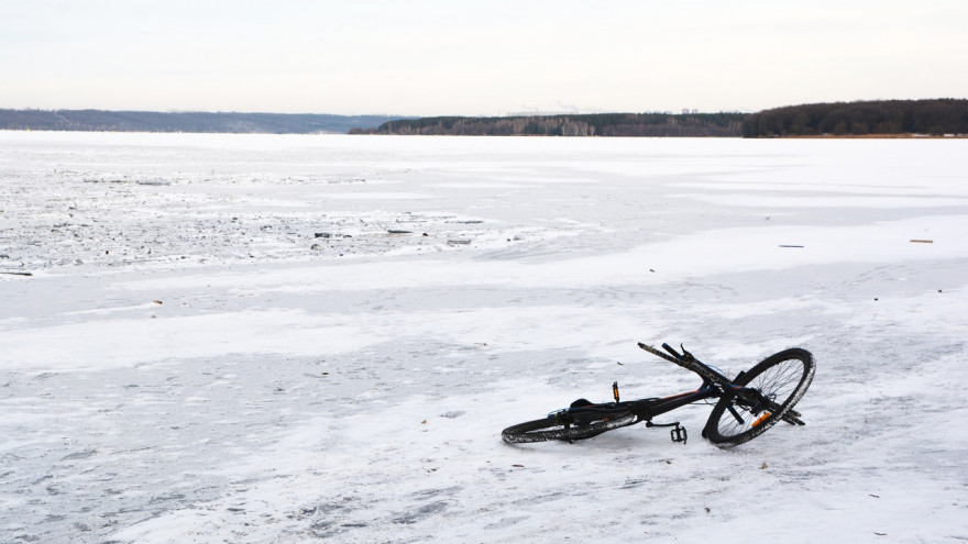 В Воронеже двое велосипедистов провалились под лёд водохранилища