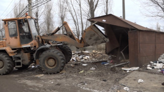 В Коминтерновском районе Воронежа начали сносить гаражи-самострои