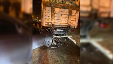 В Воронеже иномарка влетела под припаркованный грузовик: двое пострадали