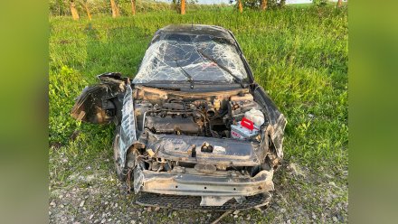 В Воронежской области ВАЗ вылетел в кювет и опрокинулся: пострадала пассажирка