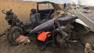 В Воронежской области легковушку «разорвало» после столкновения с грузовиком: погиб парень